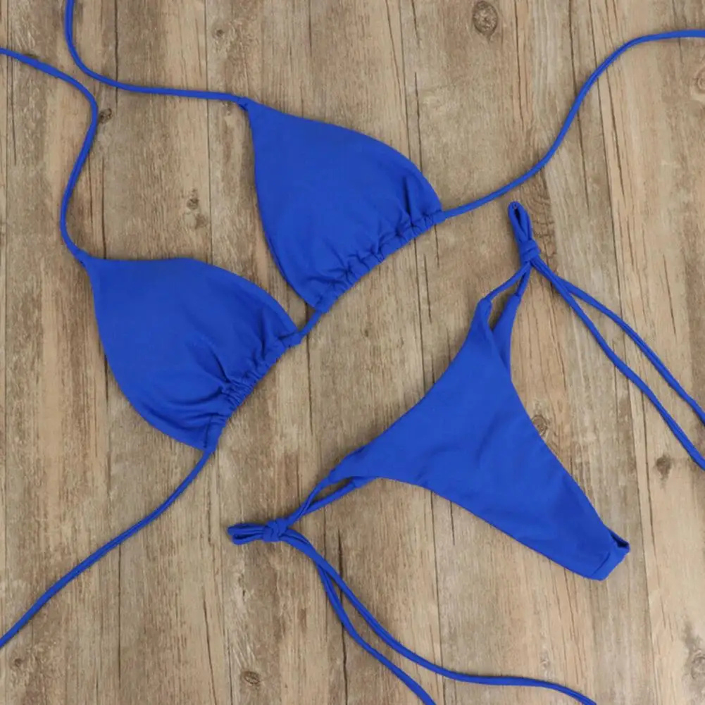 Maillot de bain bleu 2 pièces posé sur une table vu de face 