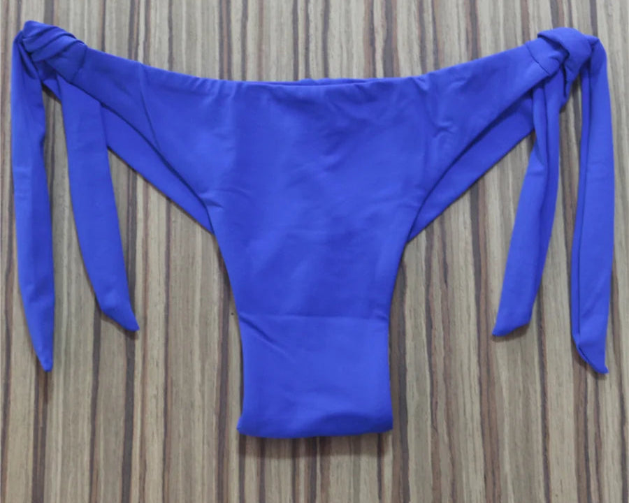 Bas de maillot de bain tanga avec des lacets 