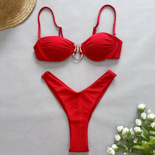 Maillot de bain 2 pièces de couleur rouge posée sur une table vue de face 