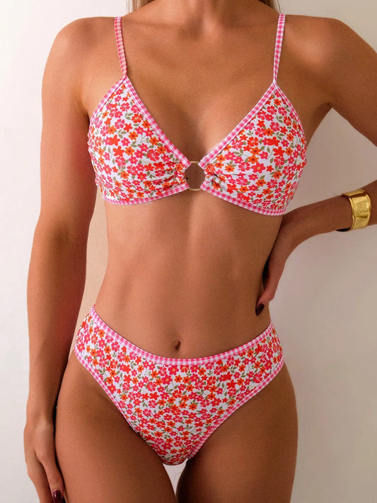 Maillot de bain 2 pièces taille haute avec des motifs de fleurs rouges et roses 