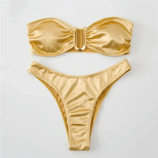 Maillot de bain doré avec un design bandeau 