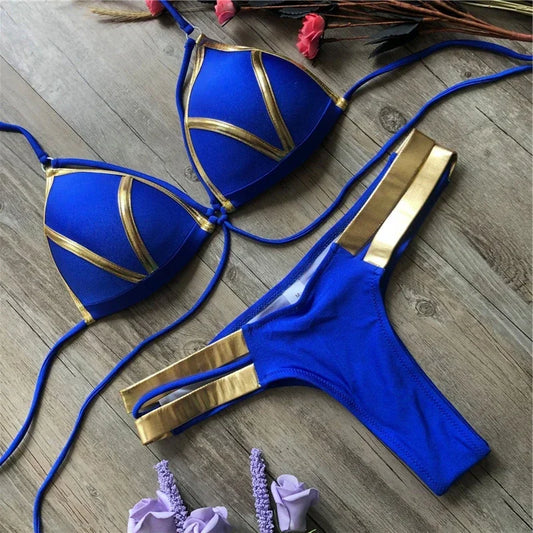 Maillot de bain brillant de couleur bleue posé sur une table 