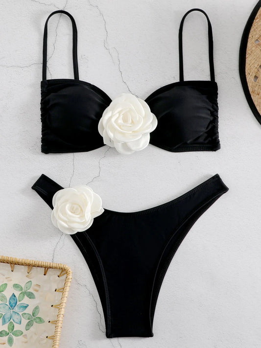 Maillot de bain noir 2 pièces avec deux motifs de fleur blanche sur le haut et sur le bas 