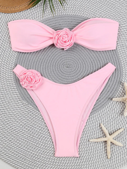 Maillot de bain bandeau rose posé sur une table 