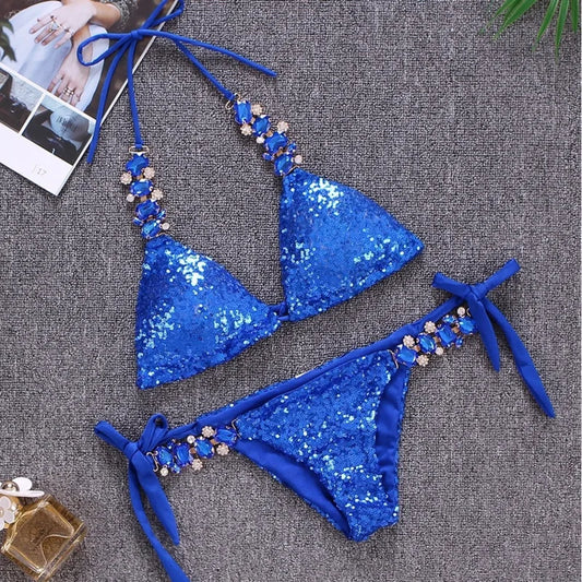 Maillot de bain pailleté deux pièces avec une teinte bleue foncée et brillante 