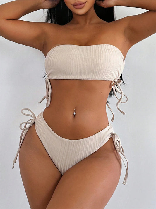 Maillot de bain bandeau blanc à lacets et échancré 