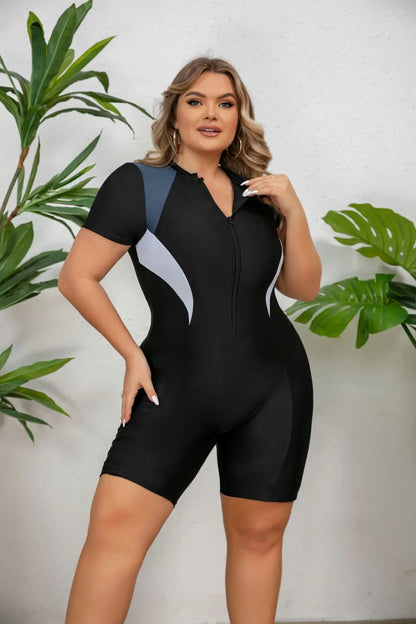 Femme debout avec un maillot de bain 1 pièce grande taille très sportif 