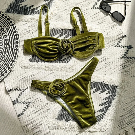 Maillot de bain vert 2 pièces doté d’une teinte verte kiwi et des petits design de fleur 